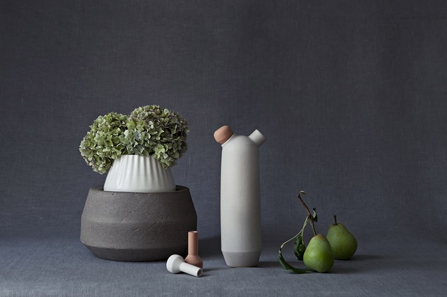 瑞典设计有机形状的陶瓷花瓶