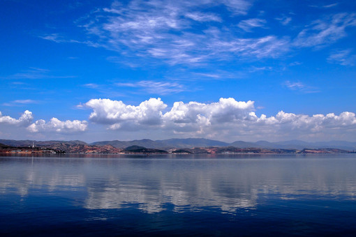 美丽洱海湖水风景图片