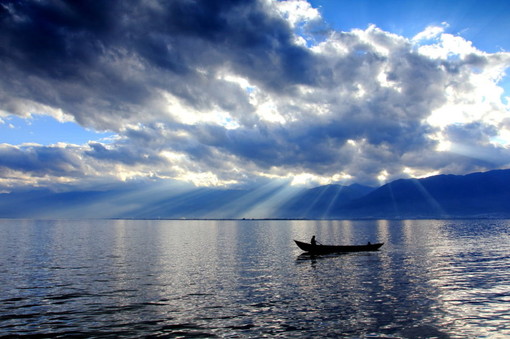 美丽洱海湖水风景图片