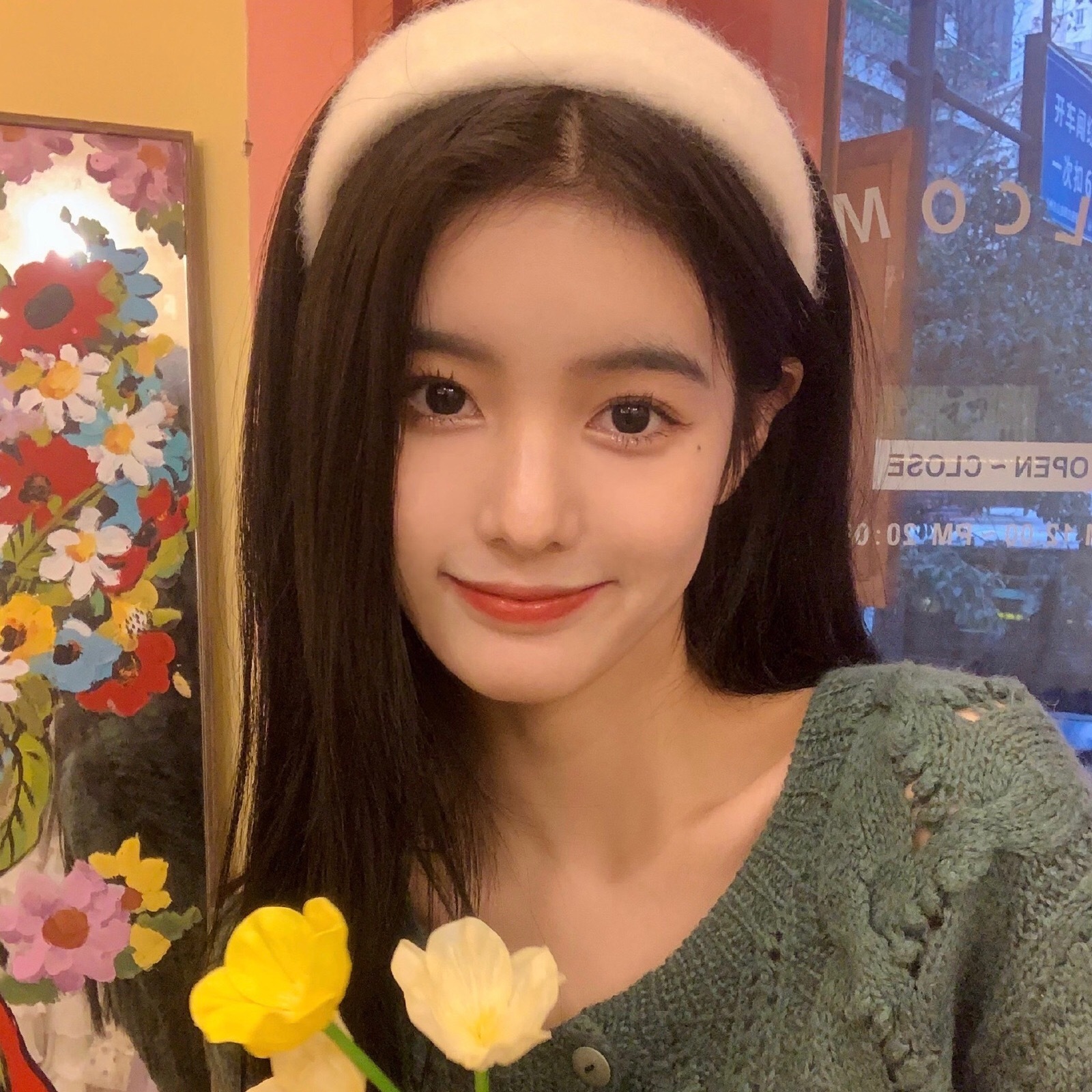 笑容温柔甜美的漂亮女生背景图头像2021