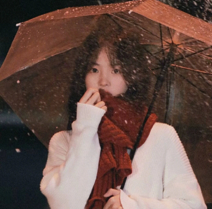 雪中撑伞的女孩图片|迷人氛围感女生头像打伞真人版