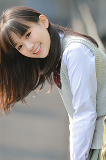 笑容甜美的清新氧气邻家美女写真图片