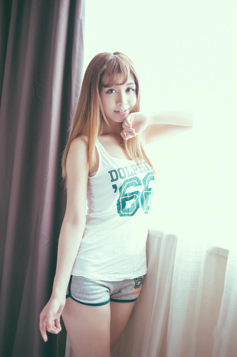 甜美气质长发美女私房写真图片