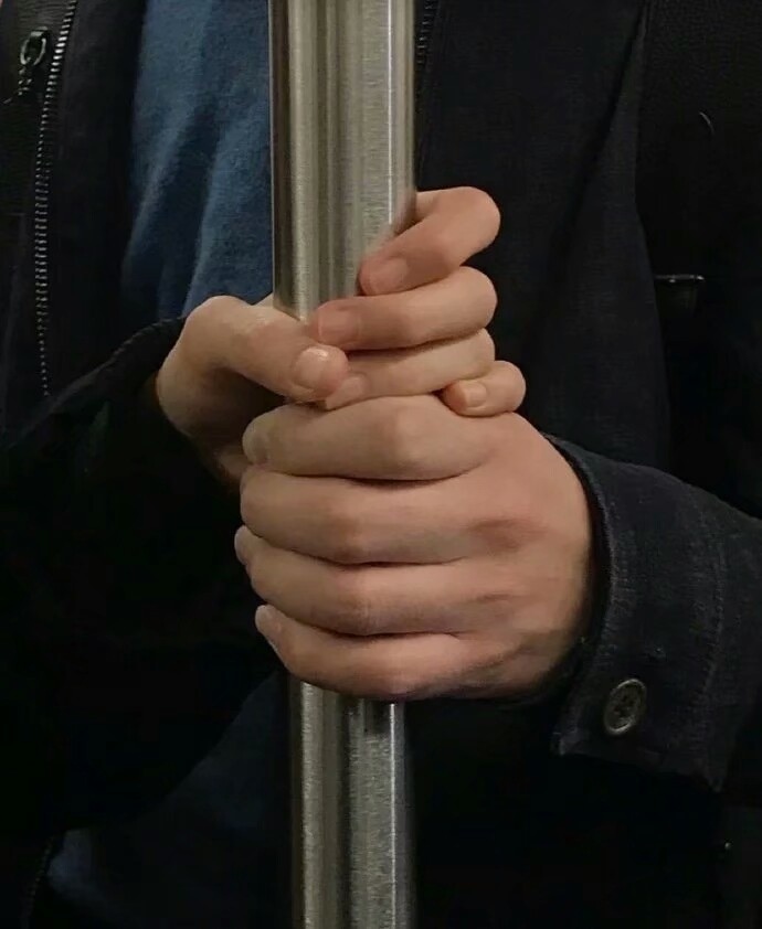 双手可爱情侣图片