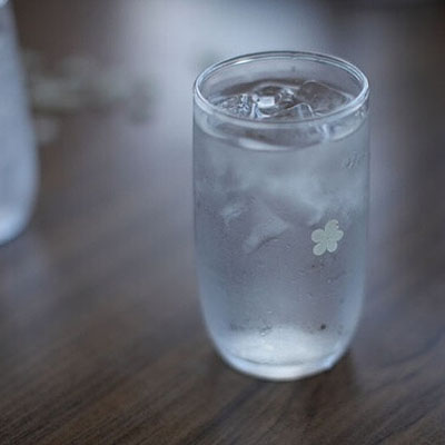 透明玻璃杯，有水的玻璃杯图片