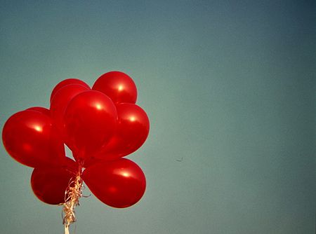 好看的红色的气球也像极了我爱的心图片