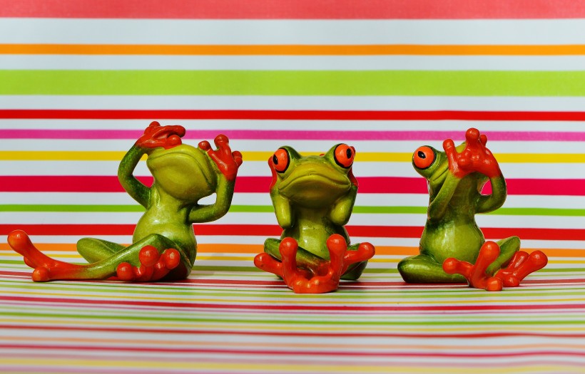姿态各异的玩具青蛙图片