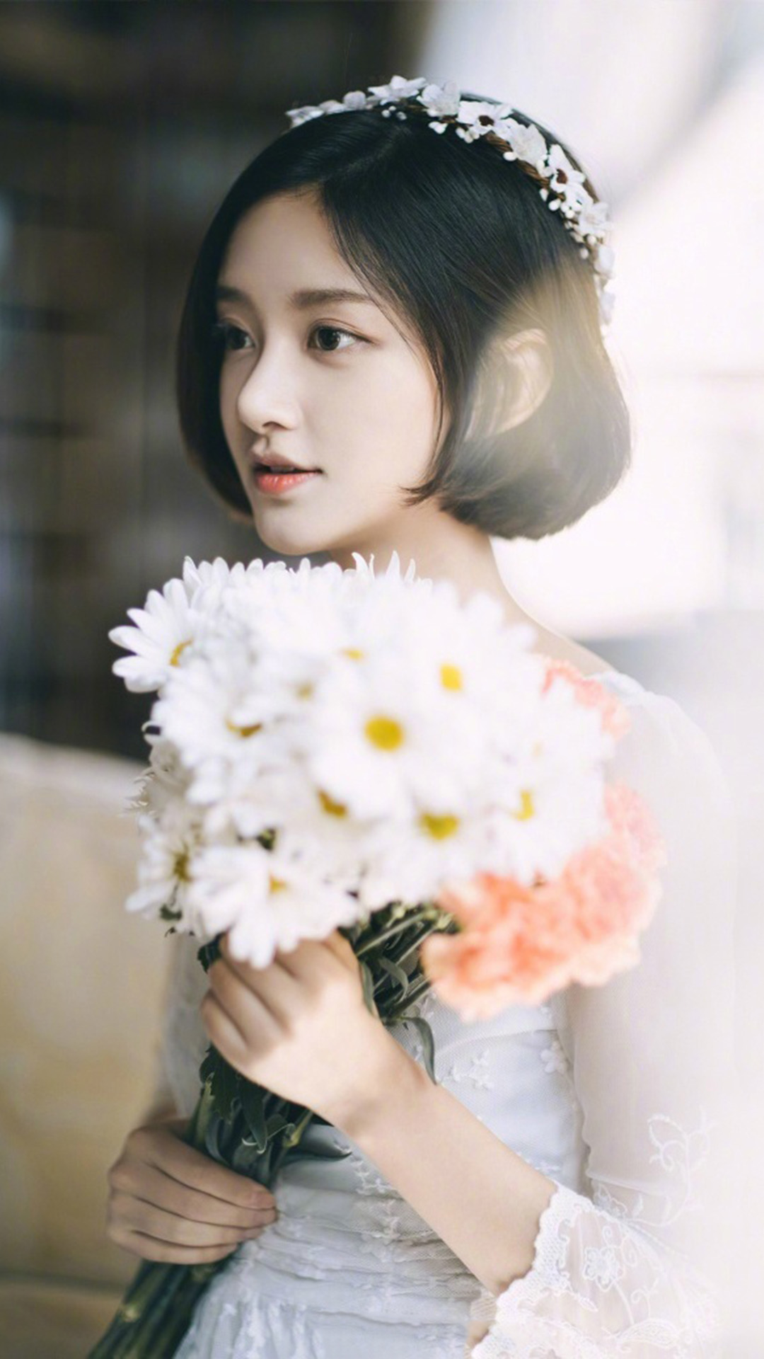 捧着鲜花的婚纱少女清纯灵动唯美手机壁纸图片
