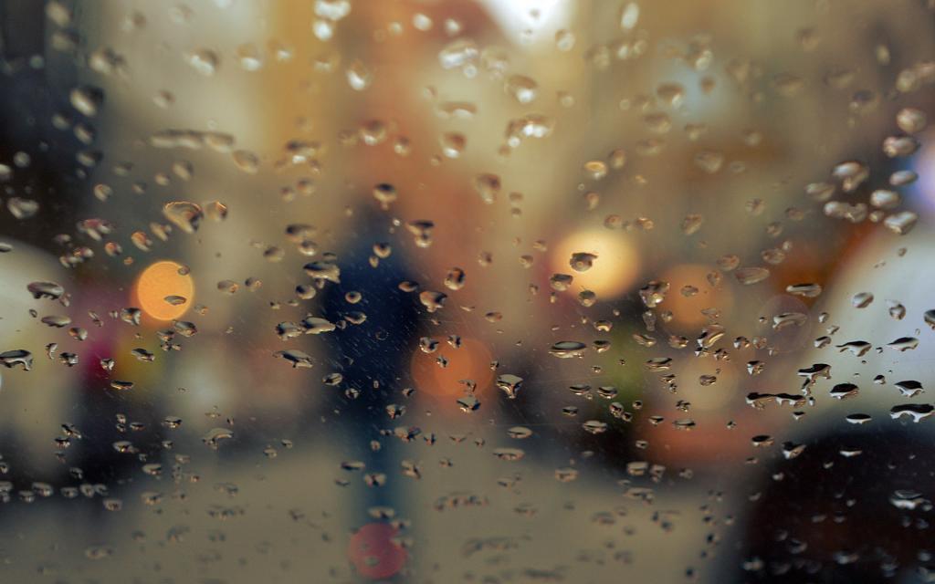 一个人雨中打伞孤单背影伤感图片