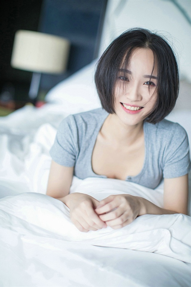 清纯美女短发床上写真图片