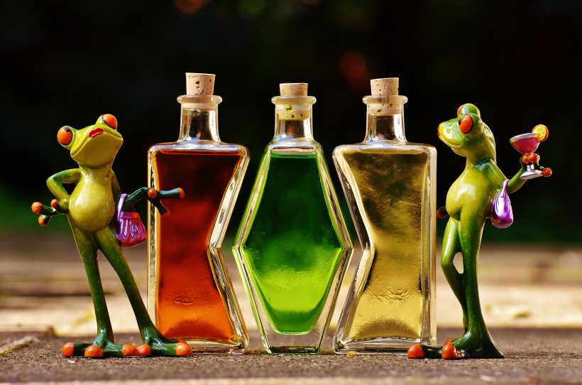 青蛙玩具与鸡尾酒放在一起图片