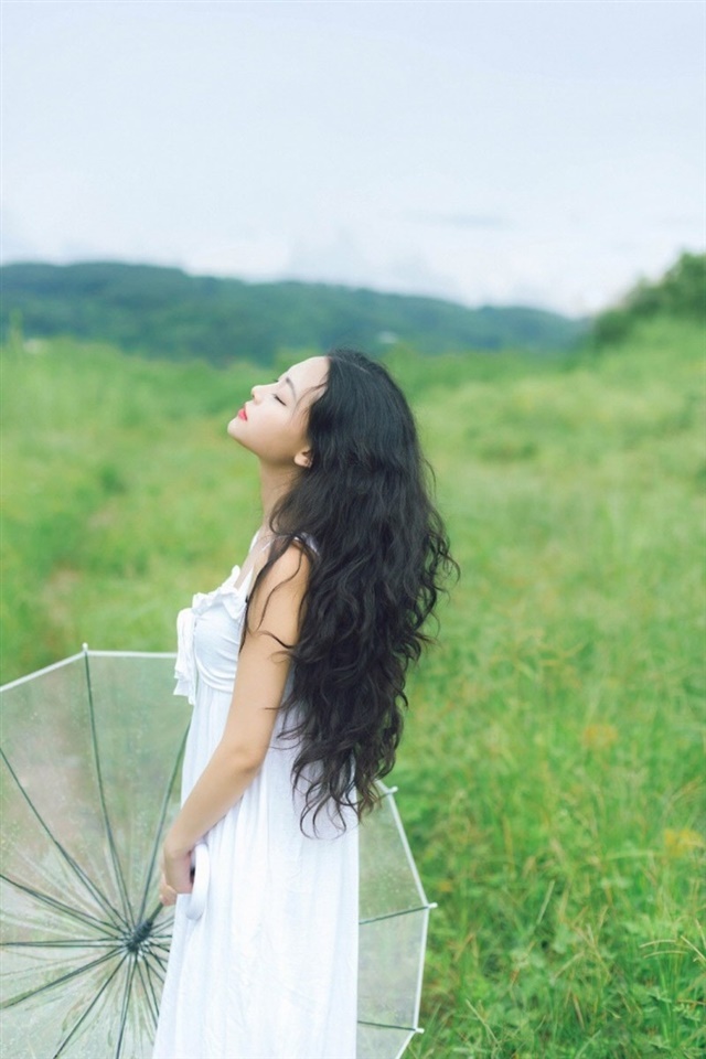 气质长发美女清新户外写真下载图片
