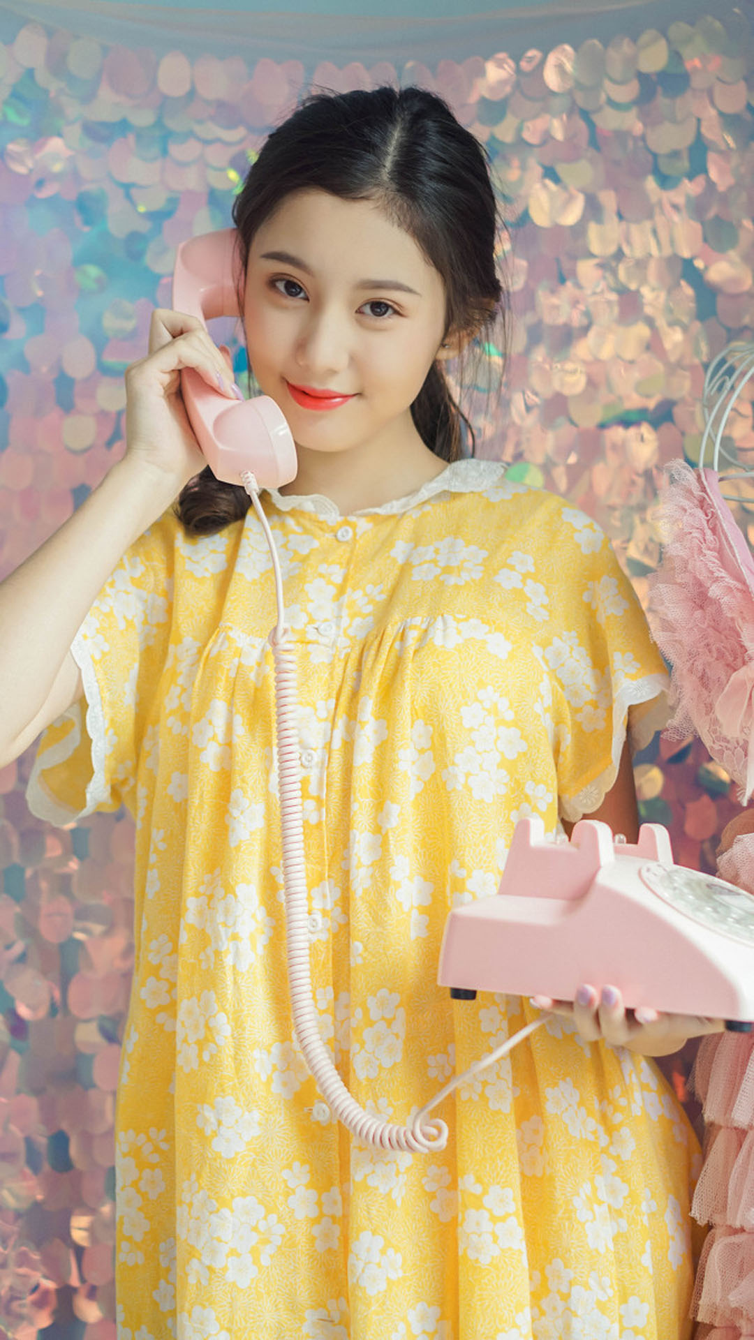 清新黄色连衣裙美少女写真高清手机壁纸
