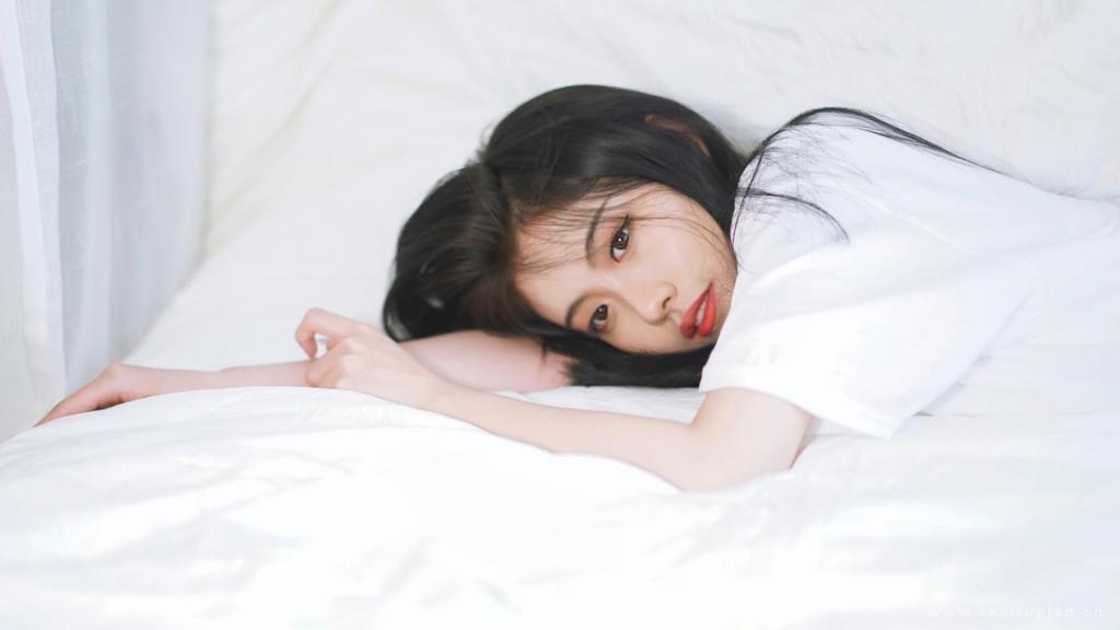 白嫩美腿少女俏皮娇媚居家慵懒私房写真图片桌