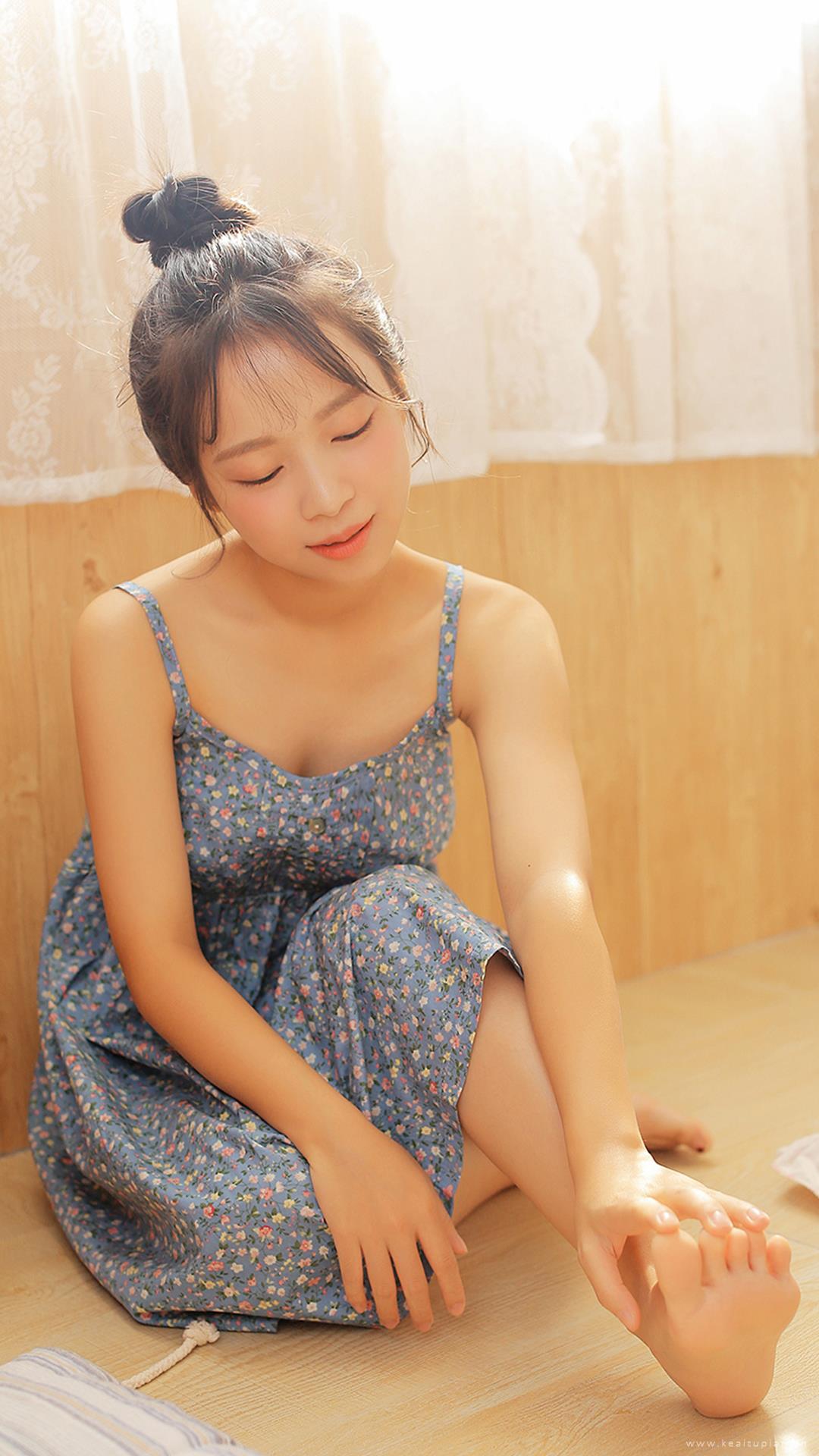 性感吊带美女酥胸长腿性感写真图片