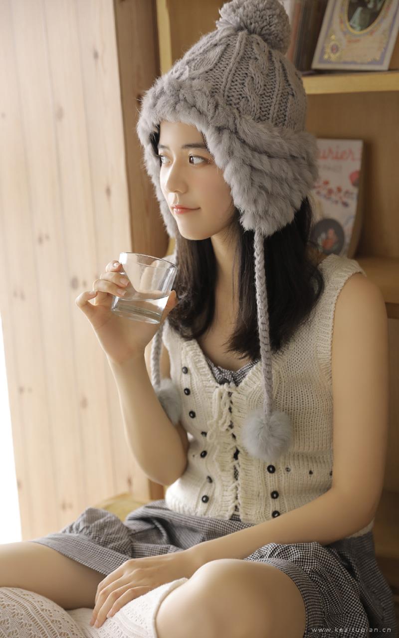 俏皮可爱居家美女长腿白丝性感写真图片