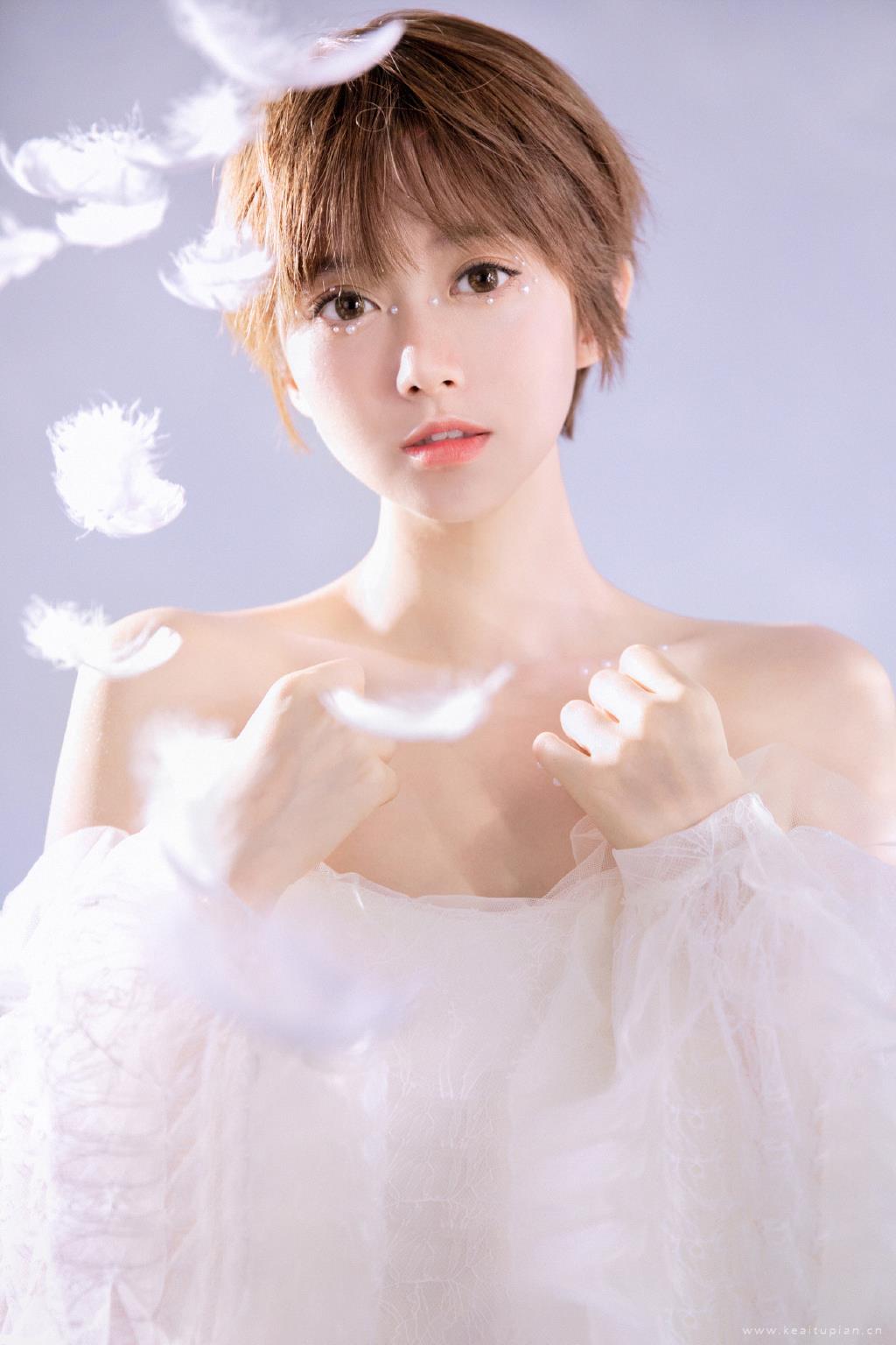 漂亮白皙短发美女居家性感写真图片大全