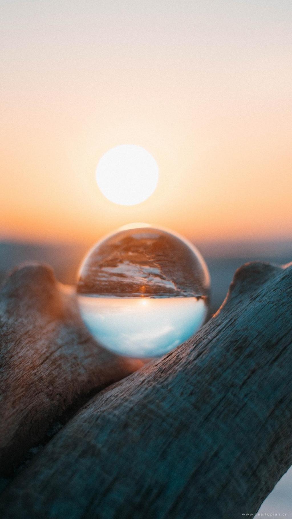玻璃球中的点到夕阳和枝丫唯美意境图片