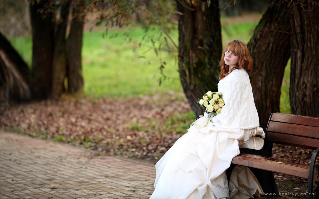 新娘白色婚纱温婉美丽户外写真图片