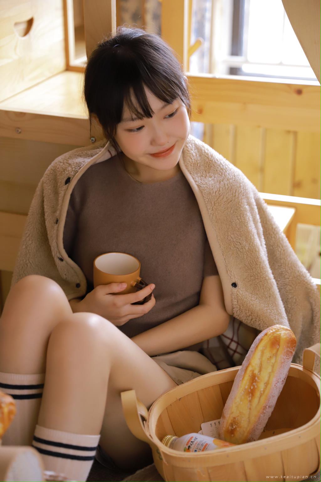精选甜美治愈可爱美女笑容丝袜长腿写真图片大