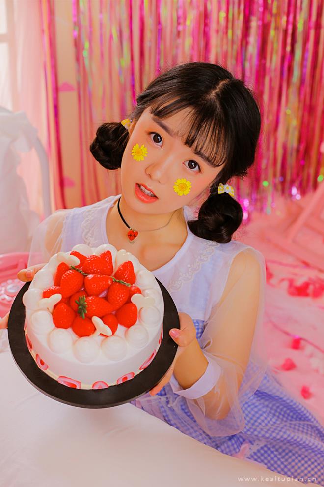 清纯草莓蛋糕少女可爱高清私房写真图片