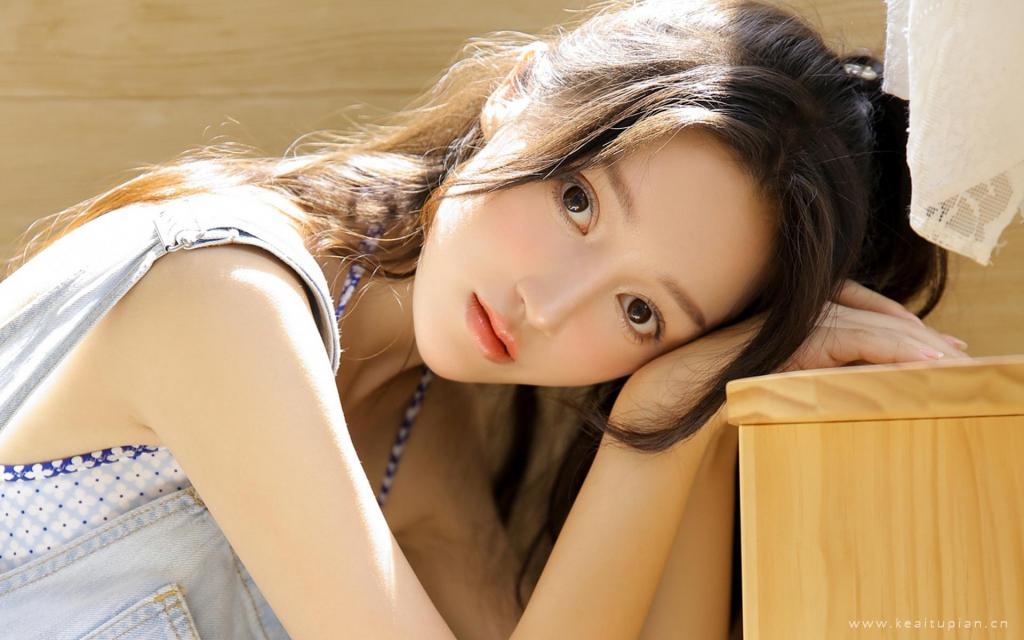 白皙甜美迷人少女可爱俏皮居家诱人写真图片桌
