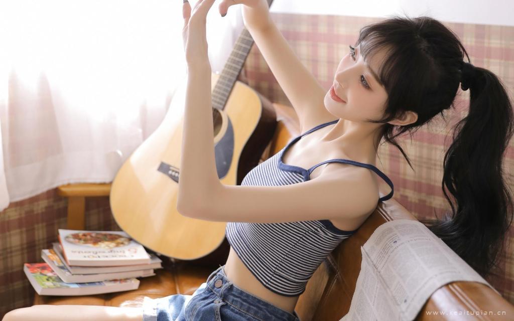 清纯马尾美女气质吊带白皙甜美居家私房照高清