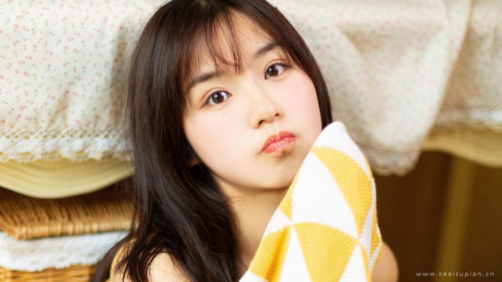 白净女孩甜美居家私房写真高清壁纸图片