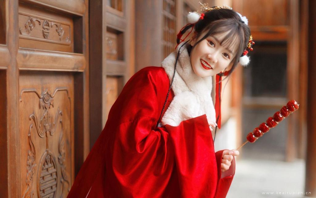 拿着一串糖葫芦笑容灿烂的古风美女古典写真图