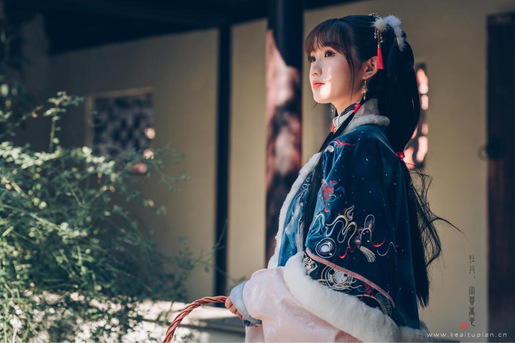 冬装汉服美女漫步园林古色古香古风写真图片
