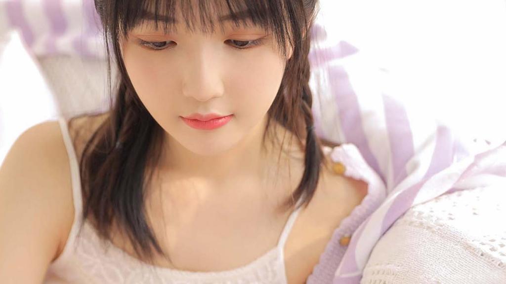 喜欢紫色的温柔甜美气质女生居家写真图片