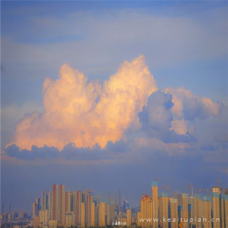 白色云朵像棉花糖·蓝天云朵唯美风景治愈系图片
