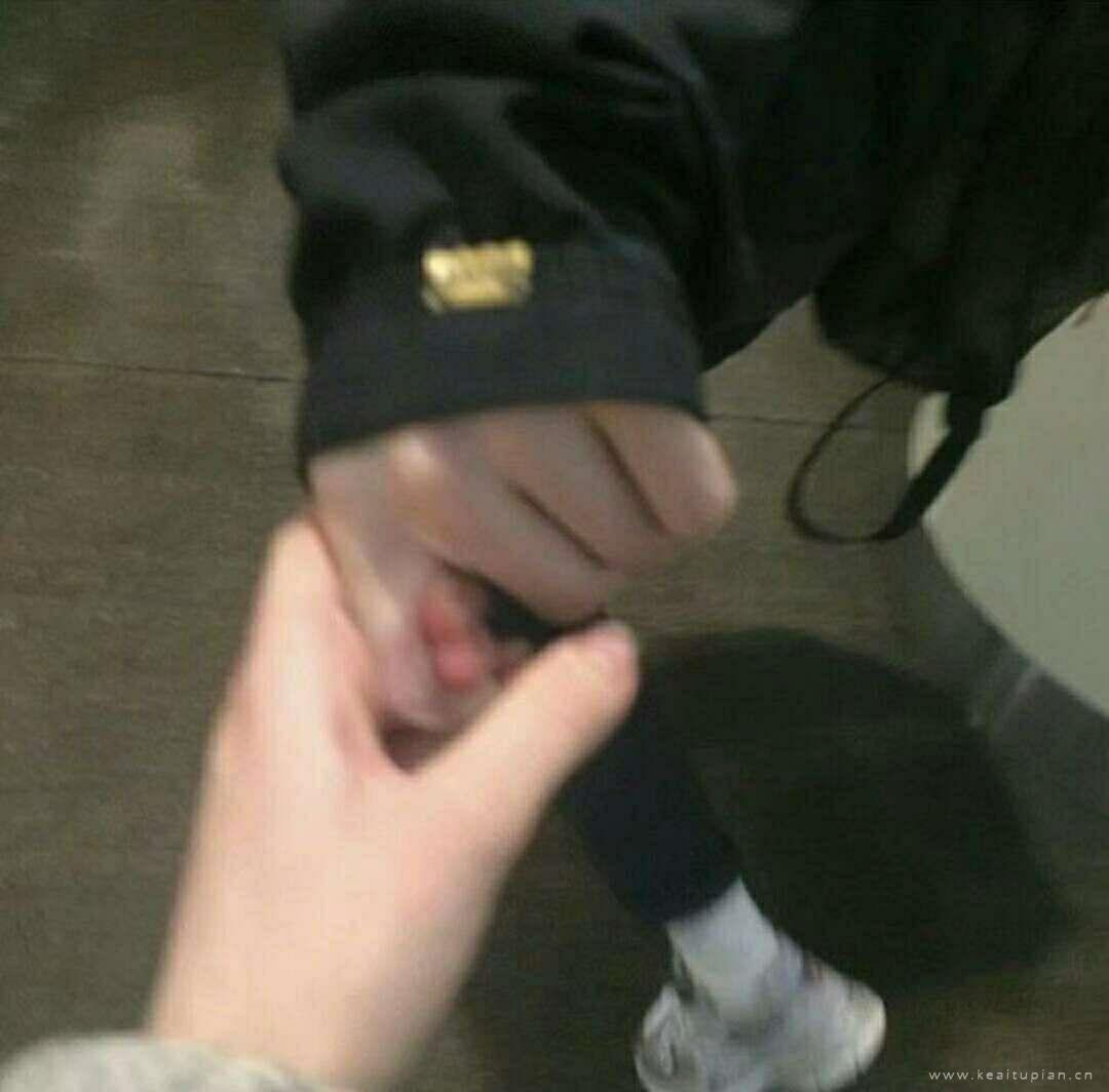 可爱的牵手图片丨值得期待的只有前方