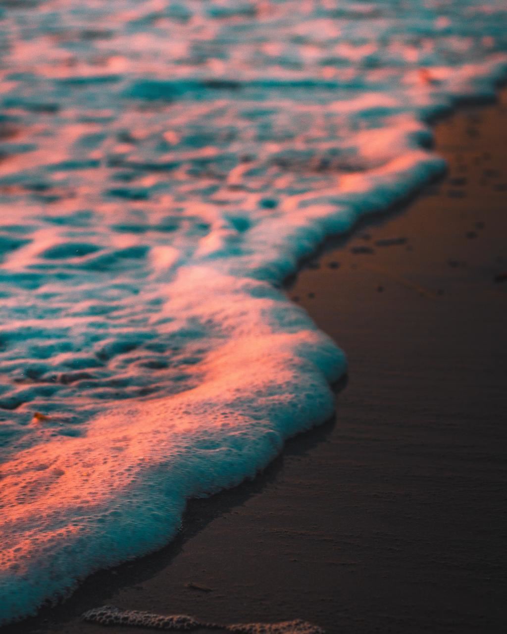 夕阳下的海水泡沫好看壁纸图片