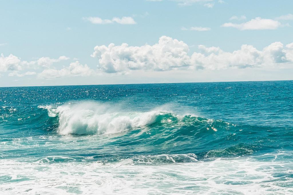 近距离拍摄汹涌而来的海浪震撼唯美画面图片