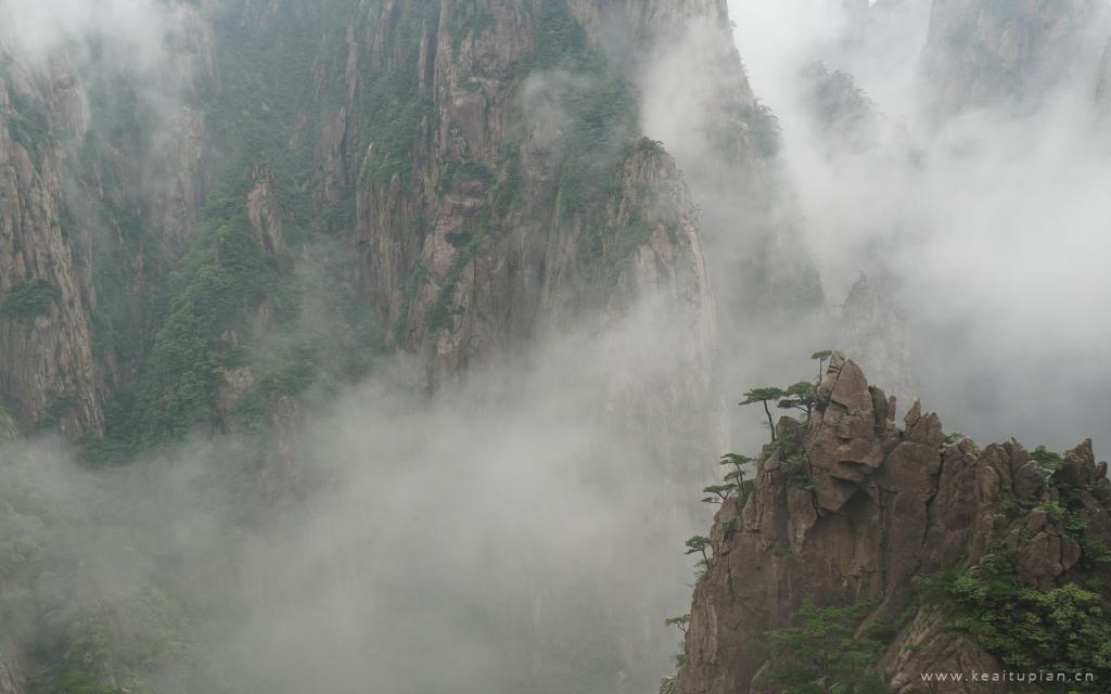 云雾缭绕似仙境的黄山风景高清图片