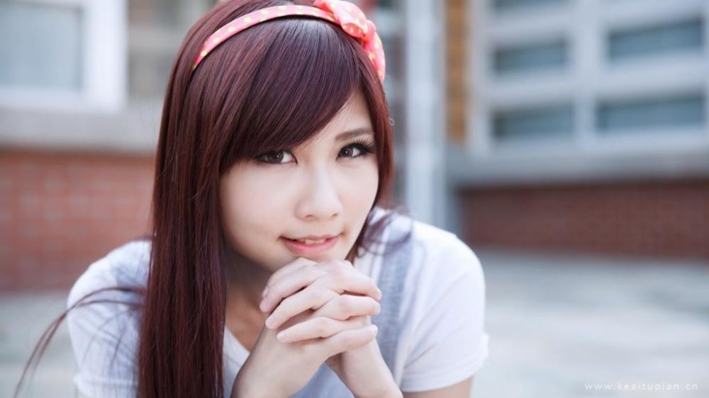电力十足的笑眼美女甜美笑容户外图片