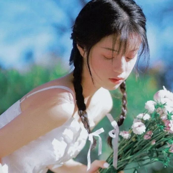 手捧鲜花的女生真人好看气质甜美微信头像图片