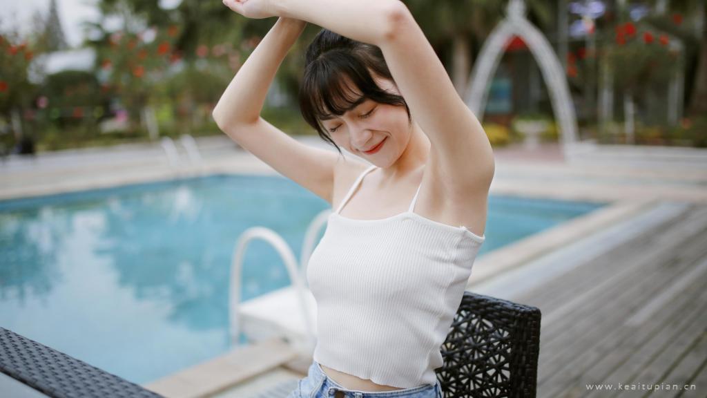 泳池清凉美女养眼壁纸写真图片