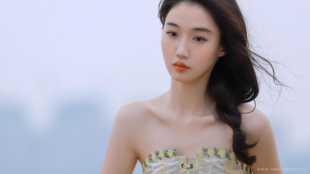 气质高冷清新的真人美女户外写真图片