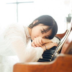 <b>唯美清纯钢琴女生图片</b>