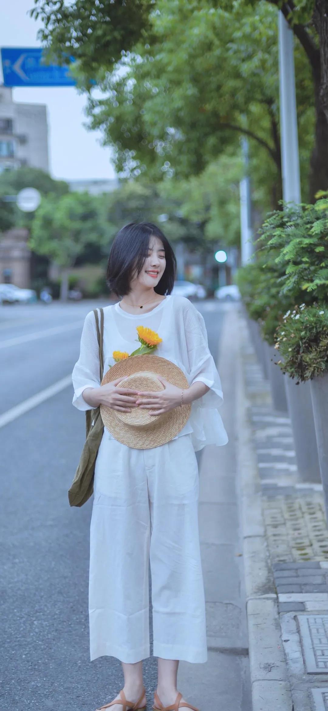 包里带着向日葵的小清新森系美女街头文艺写真