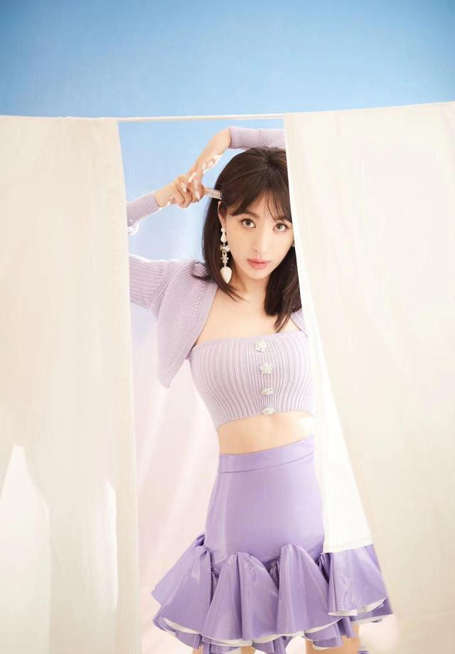 李菲儿短背心配亮紫色半身裙 好看又养眼