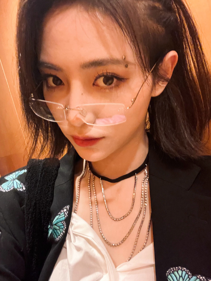 许佳琪日常生活照酷飒性感双面造型图片