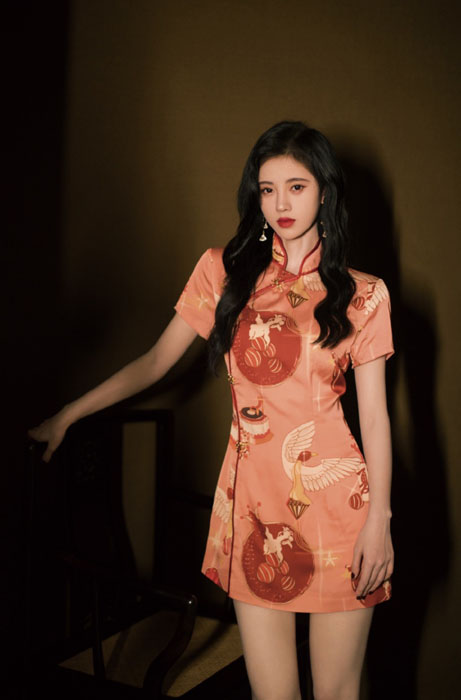 鞠婧祎刺绣旗袍短裙造型甜美风写真