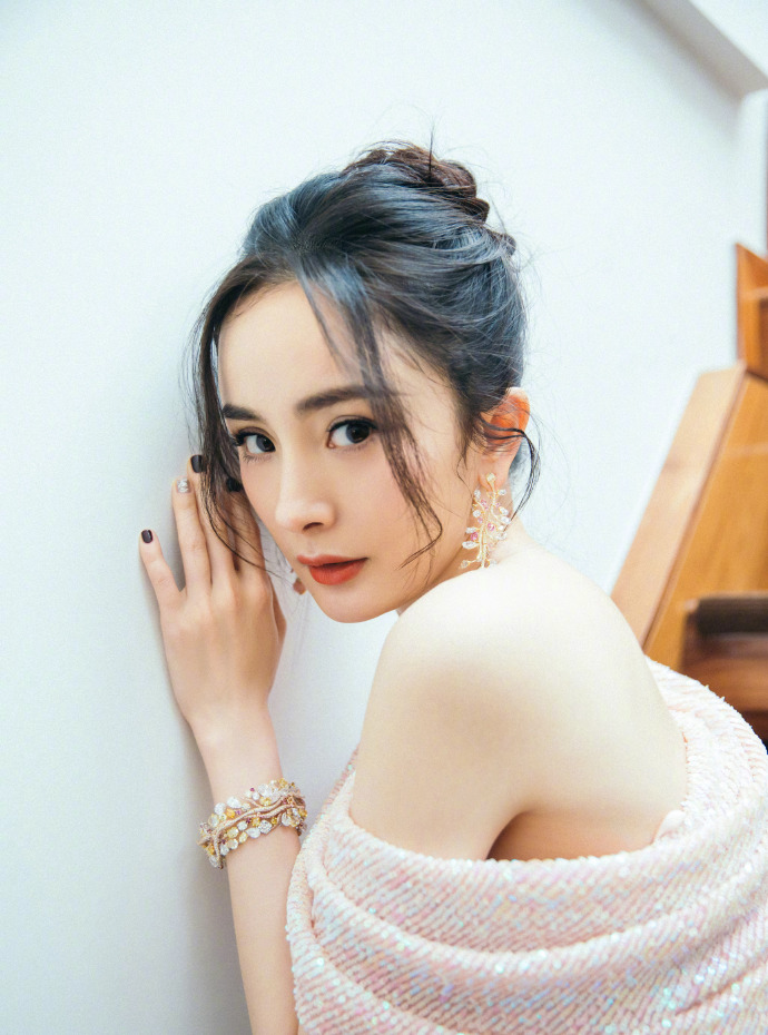 杨幂性感亮片礼服裙造型写真图片